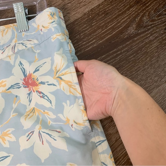 Faherty Mens classic board shirt 7” in blue sky floral 33 - Picture 6 of 9